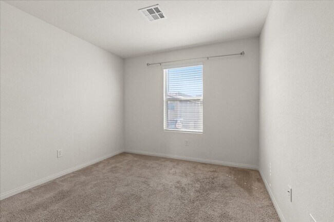 Building Photo - Spacious 3 Bd, 2Bath Open Concept, Communi...