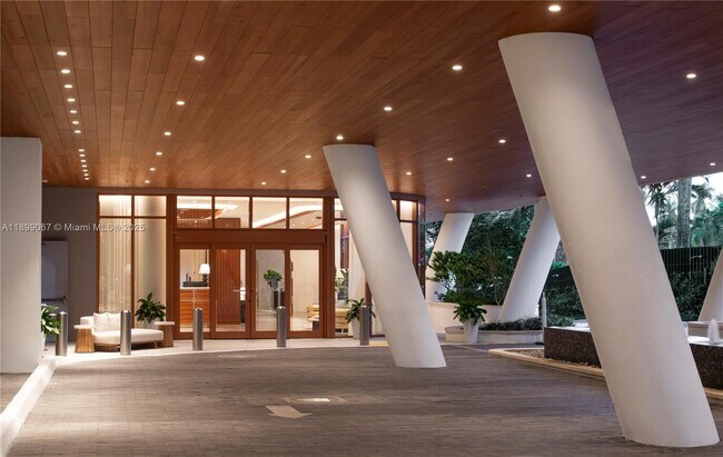 Building Photo - 2655 S Bayshore Dr