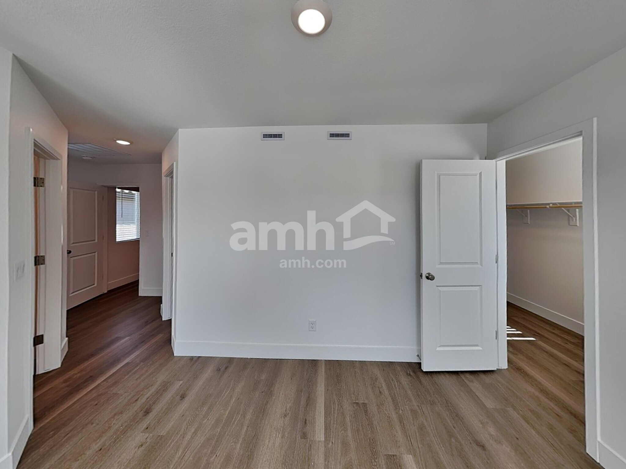 Building Photo - 5864 Vaes Dothrak St