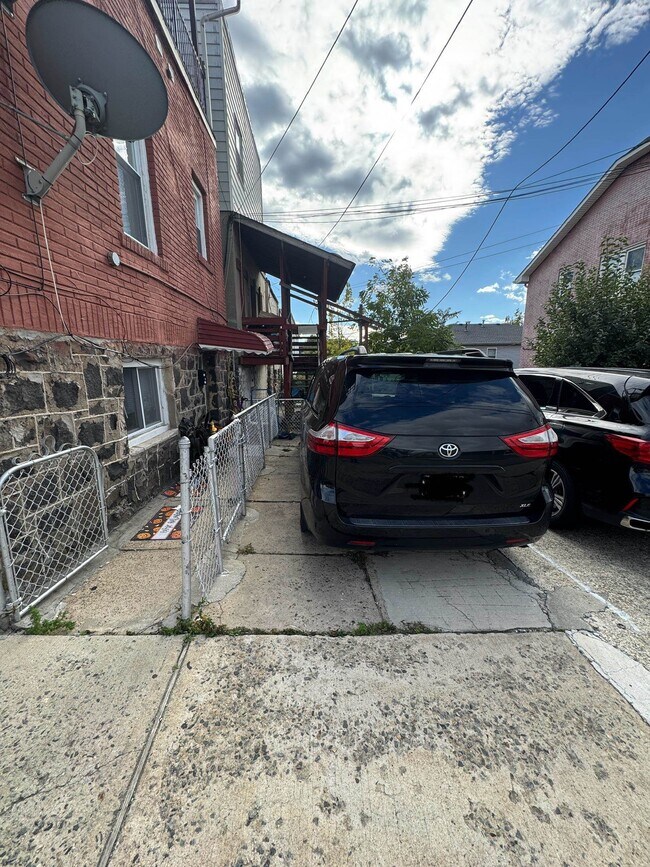 Building Photo - 523 Grand Ave