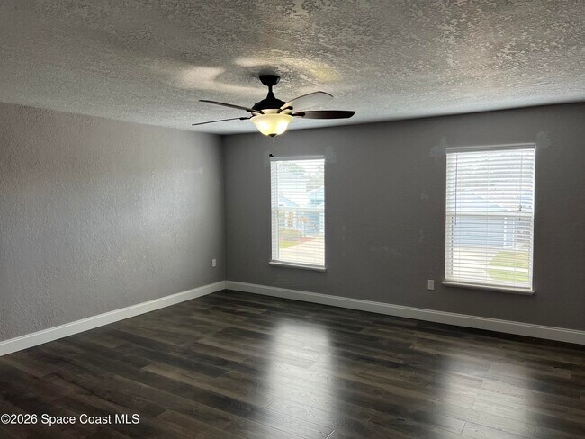 Building Photo - 1721 Las Palmos Dr