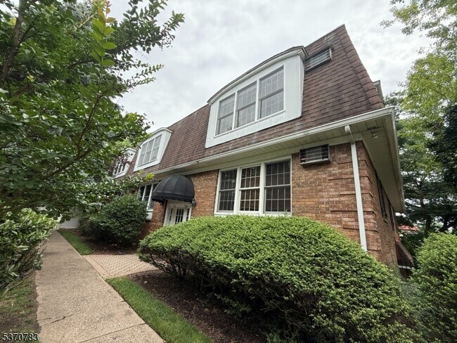 Building Photo - 301 Claremont Ave