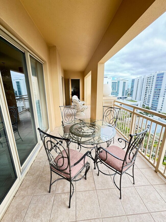 Building Photo - Seasonal/short term 3/2 renovated Ritz Carlton beauty with long water views