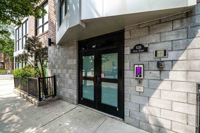 Building Photo - 636 5th St