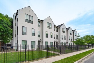 Building Photo - Gated Luxury Townhomes with yard + Roof Patio