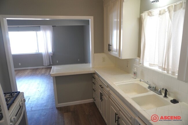 Building Photo - Newly Remodeled in Oildale Area