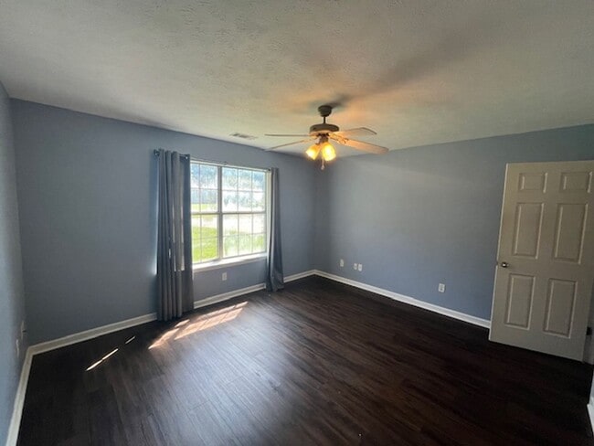 Building Photo - 102 Rosebud Cir