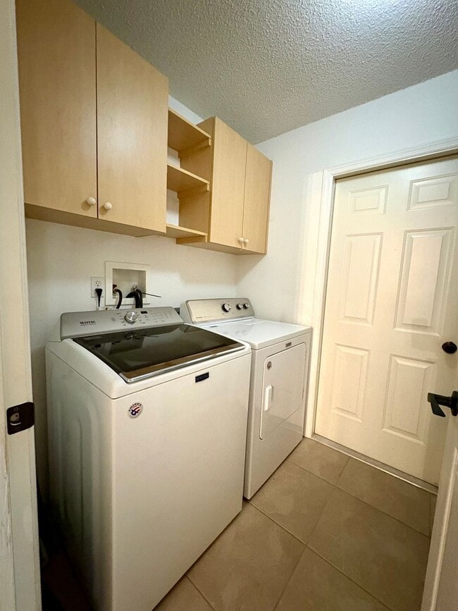 Building Photo - Beautiful 3Bed/2Bath with 2-Car Garage on a Cul-de-Sac