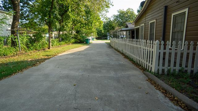 Building Photo - 708 W Largent St