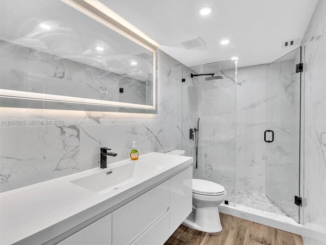 Building Photo - 10000 W Bay Harbor Dr