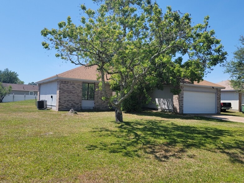 Building Photo - 3727 Greentree Pl