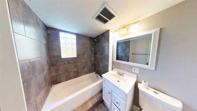 Building Photo - 2313 Stratford Ave