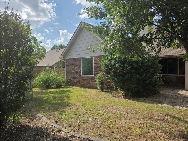Building Photo - 8100 N Bridgeport Ln