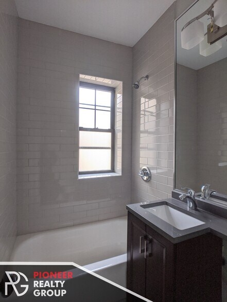 Building Photo - 437 W Belden Ave