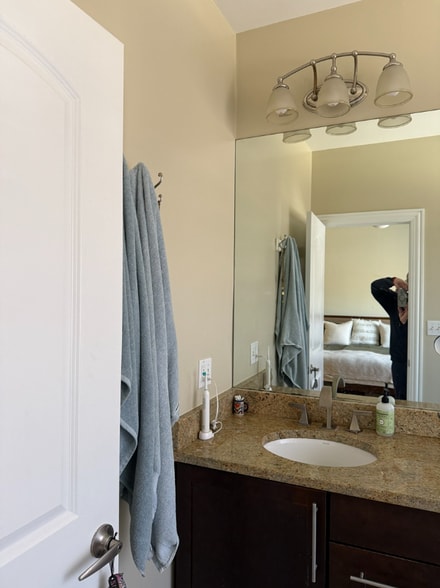 Building Photo - 1215 W Sunnyside Ave