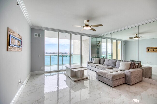 Building Photo - 2650 Lake Shore Dr