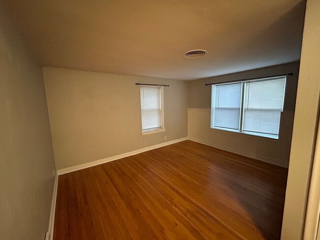 Building Photo - Updated Garden-Level 1BR with Patio & Parking