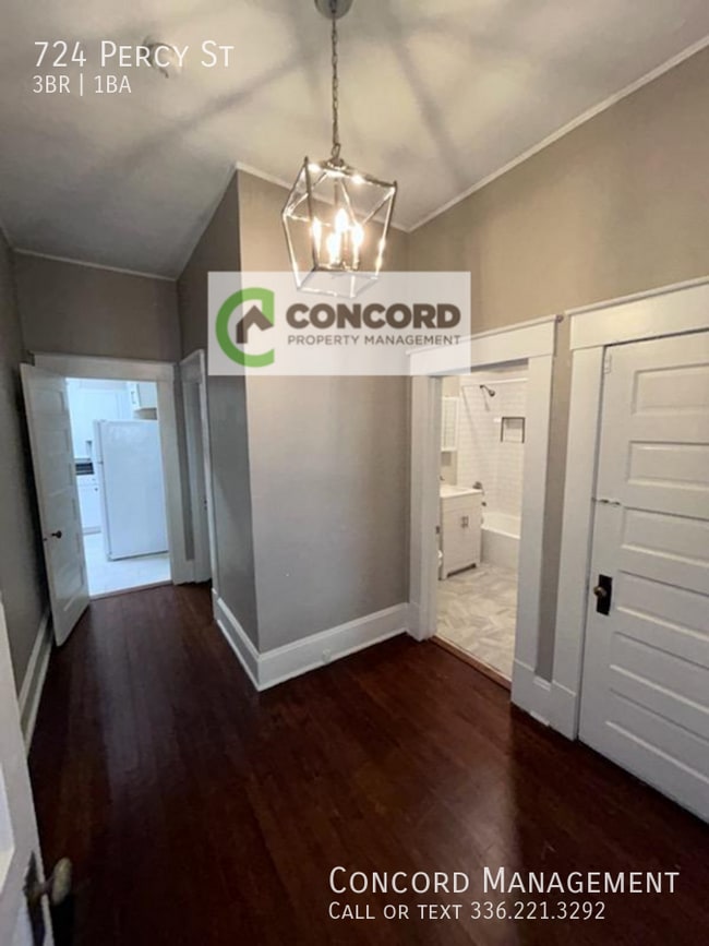 Building Photo - 724 Percy St