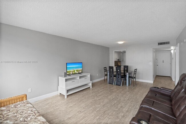 Building Photo - 1351 NE Miami Gardens Dr