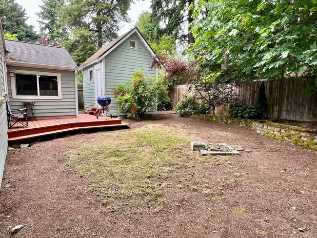 Building Photo - Haller Lake Home