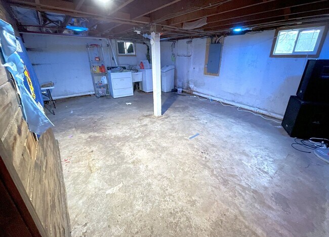 Building Photo - 1544 Adams St