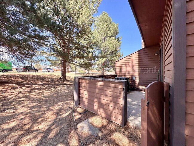 Building Photo - 715 Julian Cir