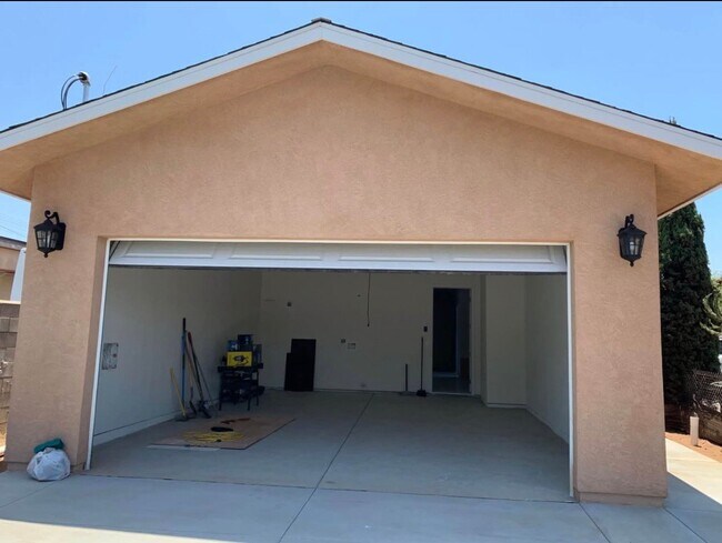 Building Photo - 1489 Naranca Ave