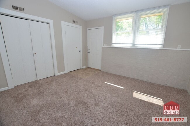 Building Photo - Cute Move-in Ready Duplex!