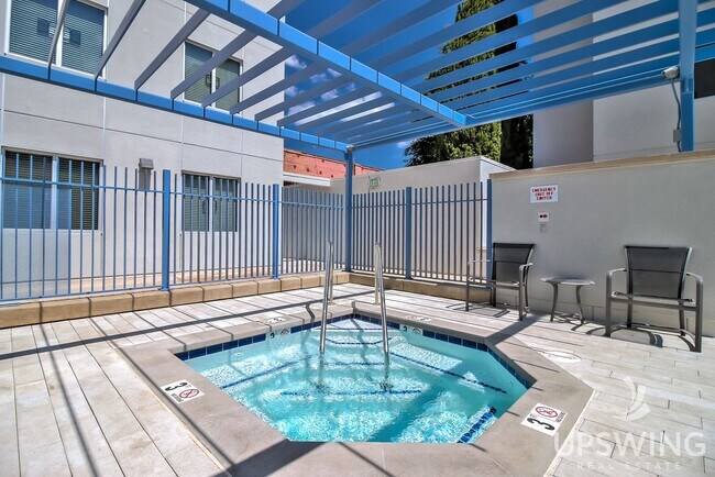 Building Photo - Incredibly Spacious Furnished 2 Bedroom/2 Bath Condo at Park Townsend
