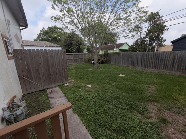 Building Photo - Charming 3-bedroom, 1-bath home is conveniently located with quick access to grocery stores, rest...