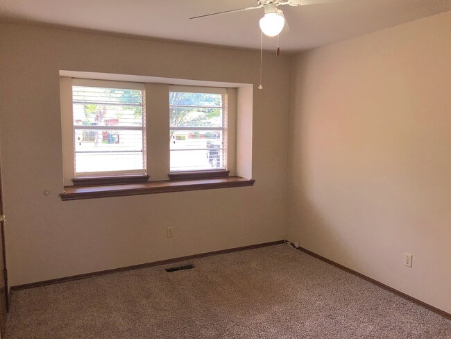 Building Photo - Great Location! Central Edmond!