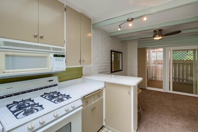 Building Photo - Large and bright condo in the Grossmont Vi...