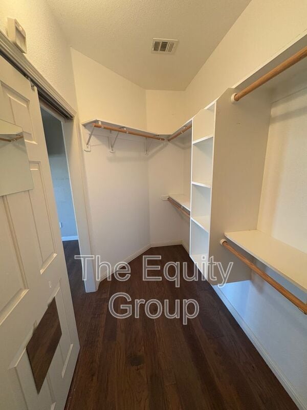 Building Photo - 2650 W Oakridge Ave