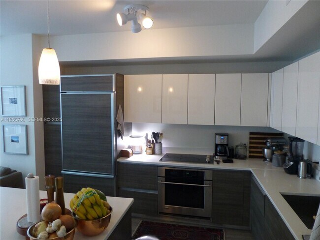 Building Photo - 1100S S Miami Ave