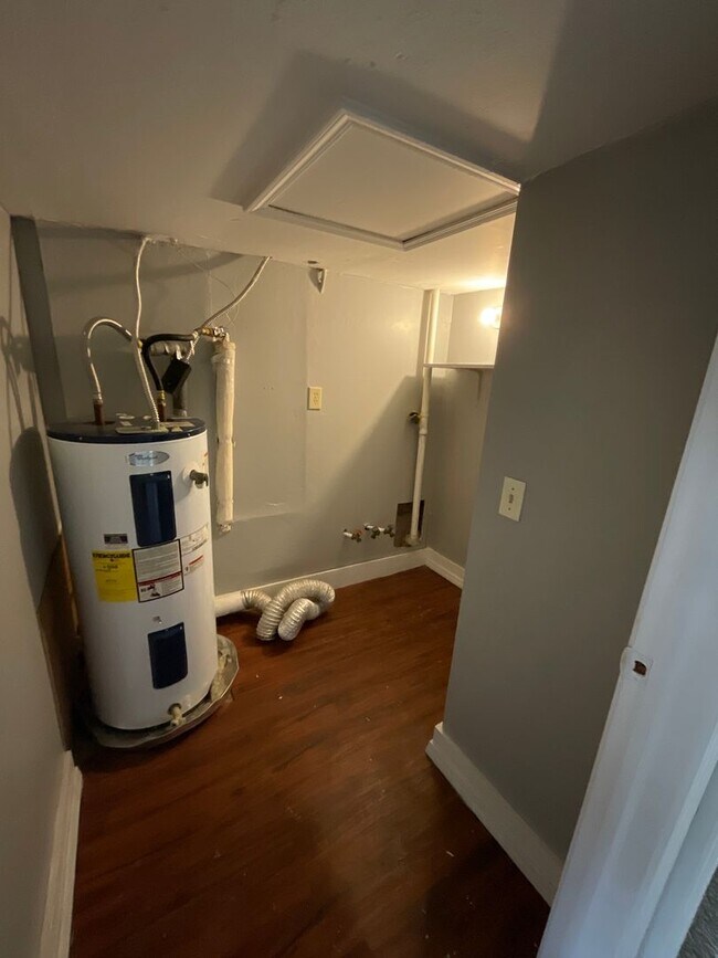 Building Photo - 2 bedroom/1 bath house for rent