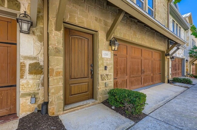 Building Photo - 1213 Highknoll Ln
