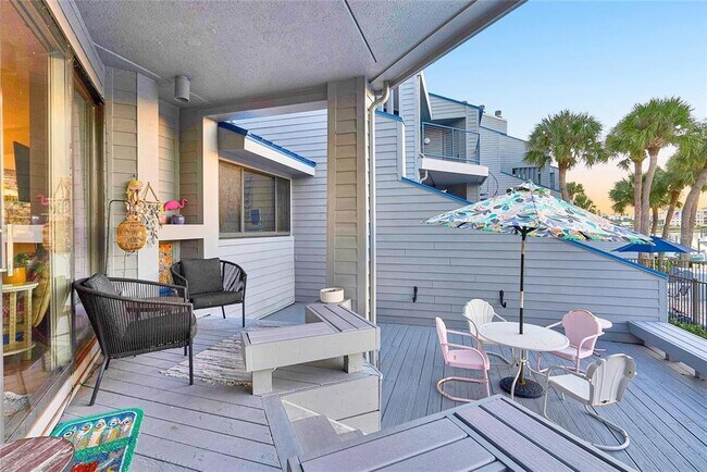 Building Photo - 910 Pinellas Bayway S