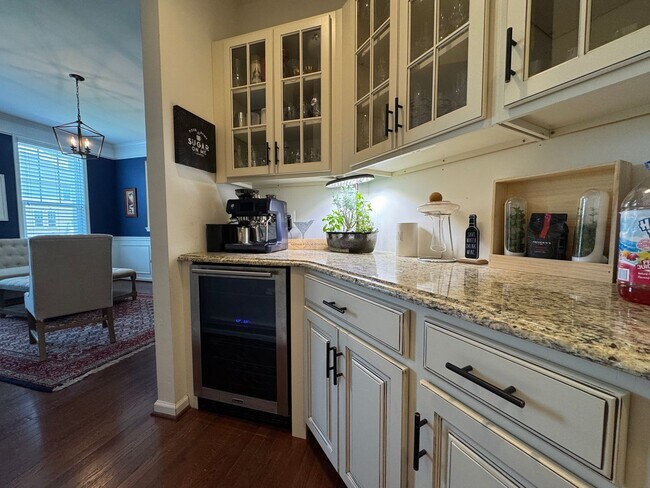 Building Photo - Amazing 6 Bed 5 Bath Single Family Home Wi...