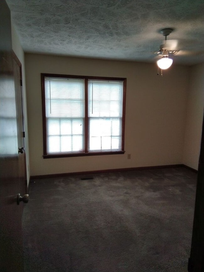 Building Photo - Duplex in Hope Mills!