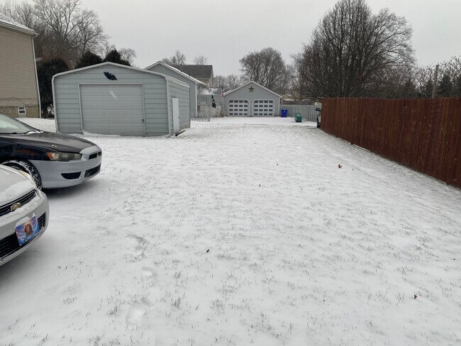 Building Photo - 826 W Highland Ave