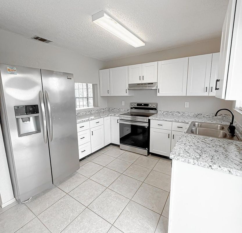 Building Photo - 525 SW Sara Blvd