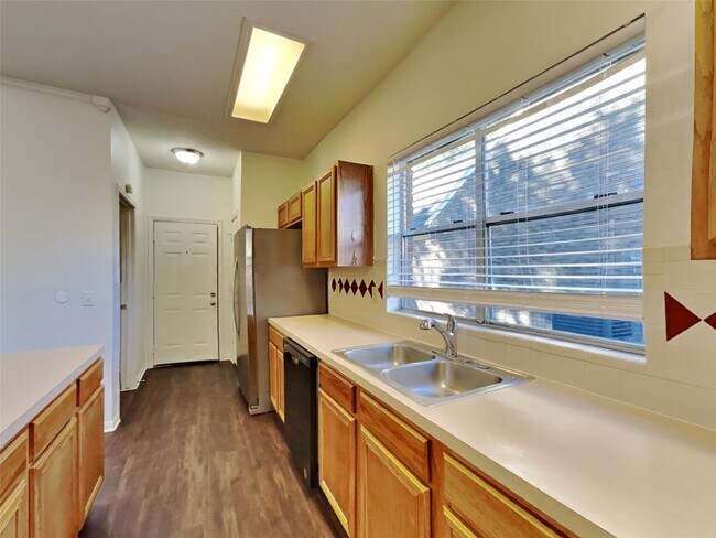 Building Photo - 2911 Linda Dr