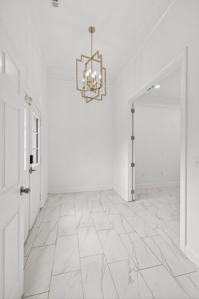 Building Photo - Beautiful 6BR Executive Brentwood Home with Pool