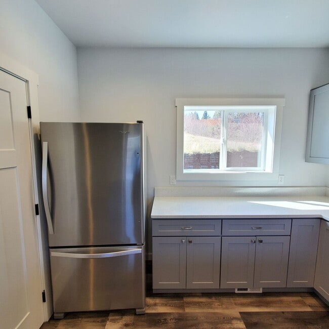 Building Photo - Dog friendly Lakeview 3 Bed: 2Bath w/2 Car...