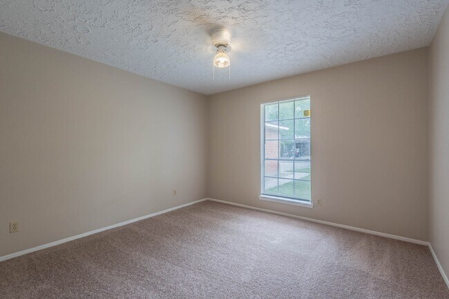 Building Photo - 6015 Knotty Post Ln