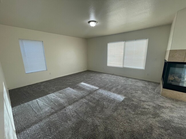 Building Photo - Victorville- Tanamera Home-  4 Bedrooms, 3...