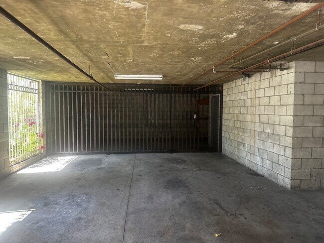 Building Photo - 4003 Sunset Dr
