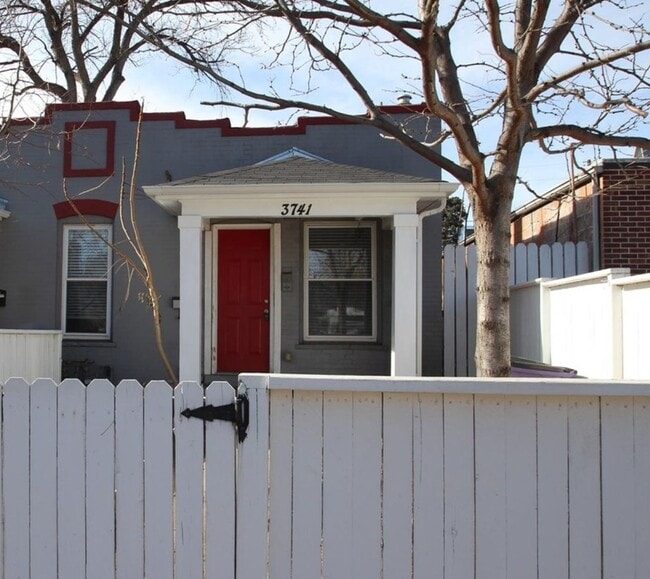 Building Photo - Cozy, charming 2 bedroom in Denver - Available June 1, 2026!