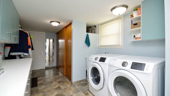 Building Photo - 407 Mors Ave