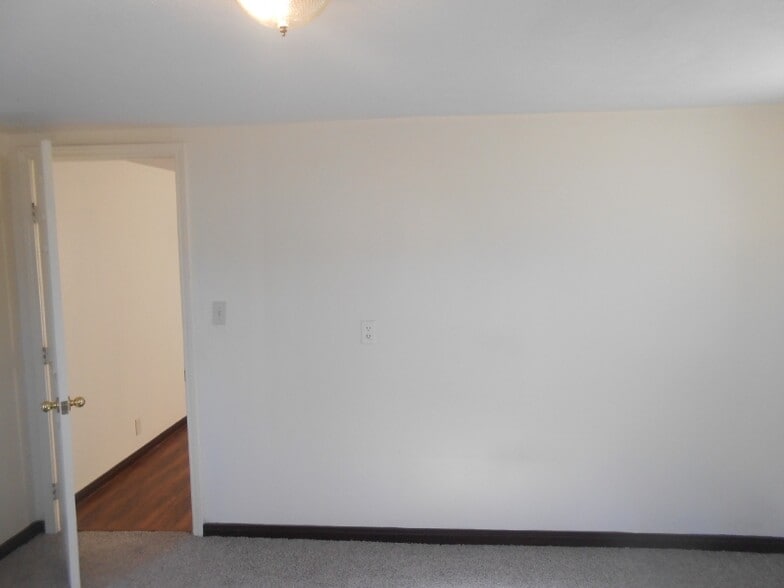 Building Photo - 24898 Lakewood Dr